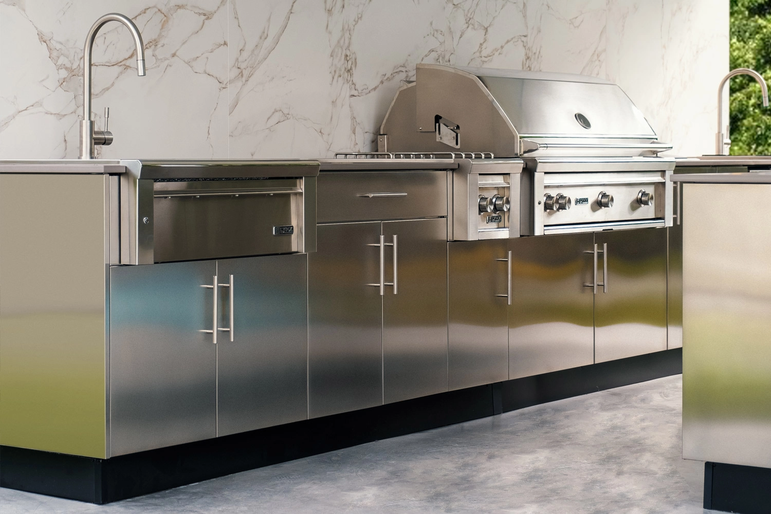 Outdoor Kitchen showing clean stainless steel